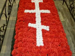 Надгробный холмик из цветов