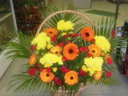 Корзина с композицией из цветов