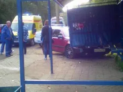 Приезжая иномарка протаранила остановку в Ярославле и въехала в женщину