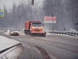 Выпавший на дороги Ярославля снег обрабатывают рассолом