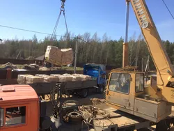 Выгрузка автокраном кирпича (с доставкой)