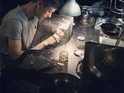 Ювелирный салон + мастерская "Иван Золотов": в салоне за стеклом работает ювелир!