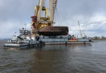 Сегодня из воды подняли затонувший 20 апреля буксир