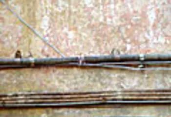 С помощью судебных приставов пенсионерка добилась ремонта в подъезде