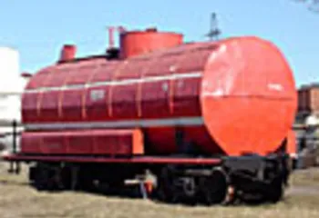 Работники пожарных поездов борются с активизировавшимися лесными пожарами