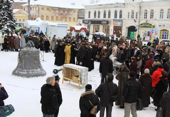 На колокольню Спасо-Преображенского собора подняли 10 колоколов