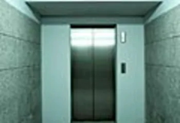 В лифте ярославского торгового центра застряла женщина с ребенком