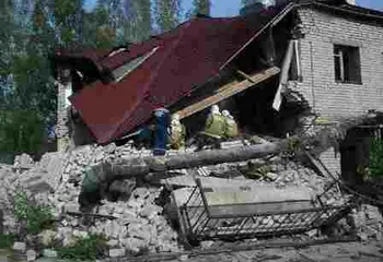 Двухэтажный жилой дом обрушился в Тутаеве