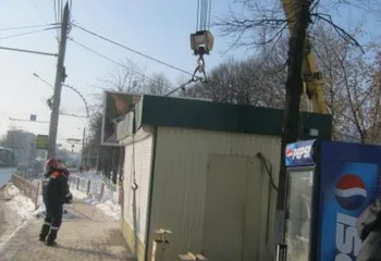 В Ярославле начали сносить незаконные ларьки без решения суда