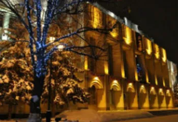 В Ярославле начали украшать улицы и фасады домов к Новому году