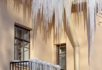 В Ярославле начнут активнее очищать крыши домов и дворы от снега