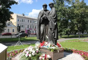 В Ярославле возложили цветы к памятнику святым Петру и Февронии