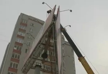 На Московском демонтировали огромный рекламный щит