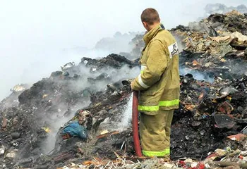 В Переславле уже месяц не могут потушить городскую свалку