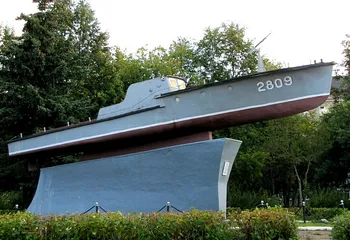 Рыбинским ветеранам ко дню Победы подарили отреставрированный памятник Катеру