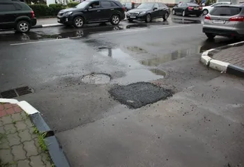 В Ярославле оперативно ликвидировали провал грунта под асфальтом на Нахимсона