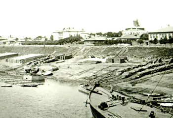 Наделавший шума дебаркадер извлекут из Которосли до конца ноября