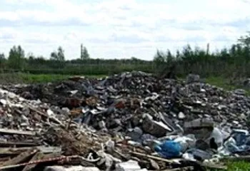 Ярославские приставы заставили компанию убрать незаконную свалку у жилого дома