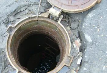 В Рыбинске ребёнок упал в открытый колодец возле детской площадки