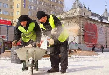 Зима ещё не наступила, а дороги в Ярославле уже обрабатывают реагентами