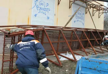 В Ярославле судебные приставы демонтировали опасную лестницу