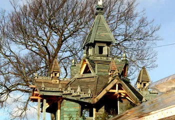 В Переславле семья строит дом на дереве