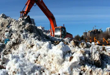Ярославцам объяснили, почему из города не вывозят снег вовремя