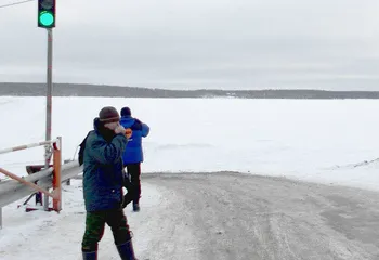 Переправу на месте, где позавчера ушёл под лёд джип, всё же открыли