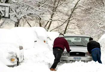 В Ярославле 30 машин скорой помощи застряли в снежных завалах