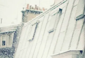 В Ярославле рабочий упал с крыши многоэтажки и остался жив