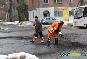 В Ярославле продолжается зимний ямочный ремонт дорог
