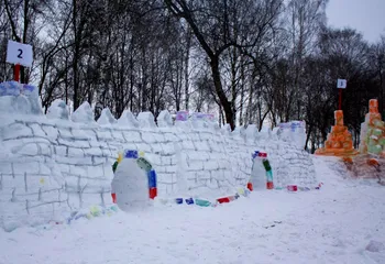 Рыбинцы построили самую длинную снежную крепость