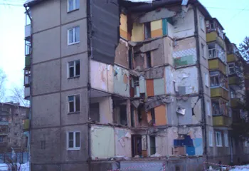 Спасённые жители обрушившегося дома встретились со спасателями