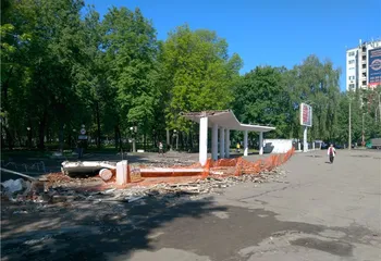 В Ярославле разломали арку на входе в парк «Юбилейный»