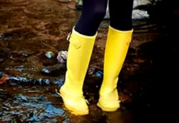 Свежий асфальт на улице Калинина разорвало водой