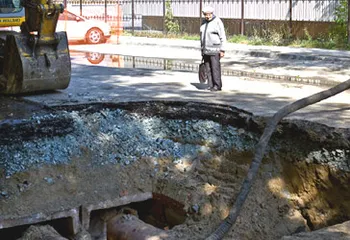 Ярославец провалился в разрытую теплотрассу в Дзержинском районе