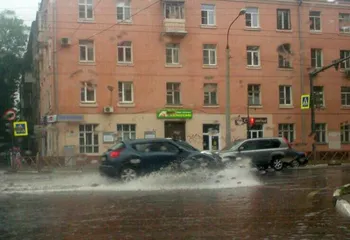 В Ярославле дождём затопило центральные улицы