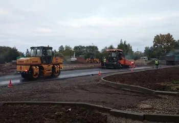 В Ярославле на улице Строителей начали укладывать асфальт