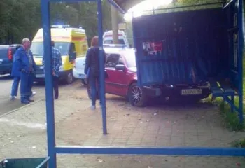 Приезжая иномарка протаранила остановку в Ярославле и въехала в женщину