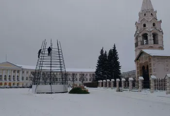 В Ярославле начали установку главной городской ели