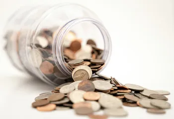 РГС Банк: каждый пятый российский вкладчик держит сбережения и в рублях, и в валюте