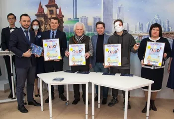 Юрий Куклачев и известный блогер презентовали конверт с изображением детской ладошки