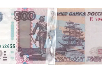 В Центробанке рассказали, что делать с надорванной банкнотой