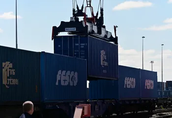 Почта и РЖД отправили первый почтовый контейнерный поезд «Россия» по маршруту Москва – Владивосток