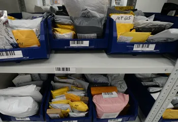 Минцифры РФ планирует обязать сотрудников почты проверять все пищащие и шипящие посылки