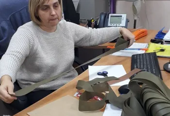 Сотрудники Ярославского Росреестра занимаются плетением нашлемников для военнослужащих