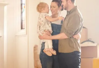 С января 2024 года вступили в силу новые правила получения пособия на детей до 1,5 лет для работающих родителей