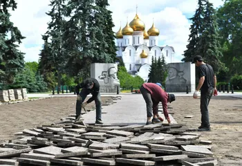 В Ярославле начались работы по благоустройству территории вокруг памятника «Вечный огонь»