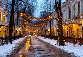 Обновление праздничного оформления: ремонт светодиодной перетяжки на улице Андропова