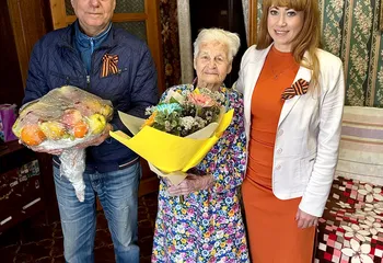 Сотрудники Управления Росреестра по Ярославской области поздравили труженицу тыла с 80-летием Победы 